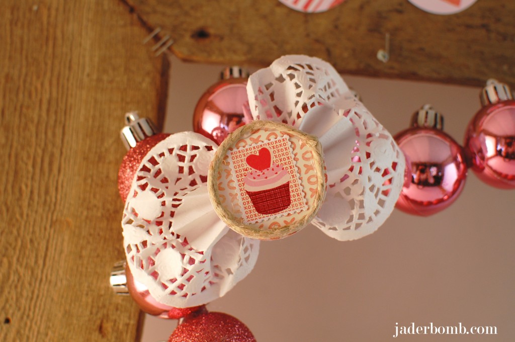 Tutorial: Christmas Ornament Heart Wreath - JADERBOMB